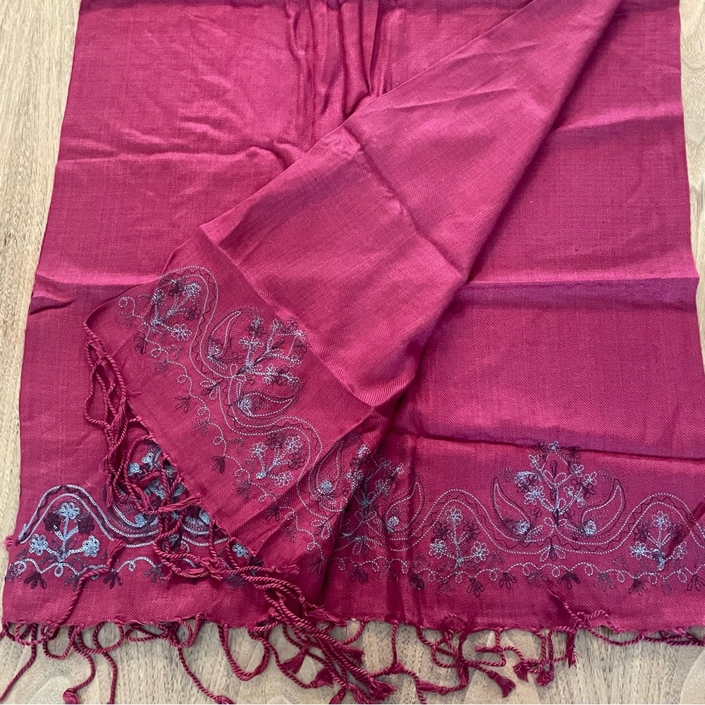 NIP Avon Embroidered wrap - Picture 8 of 11